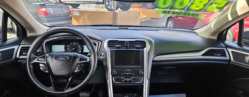 Ford Fusion Vehicle Full-screen Gallery Image 4