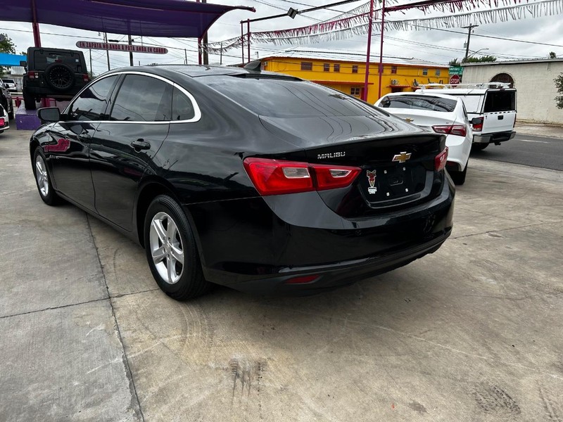 Chevrolet Malibu Vehicle Full-screen Gallery Image 3