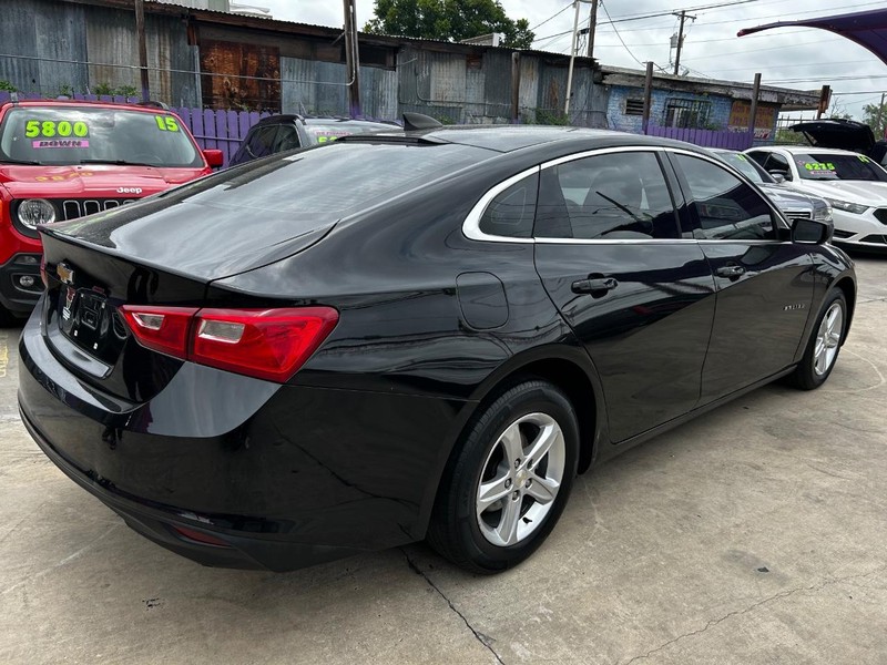 Chevrolet Malibu Vehicle Full-screen Gallery Image 4