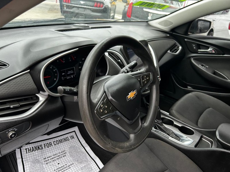 Chevrolet Malibu Vehicle Full-screen Gallery Image 8
