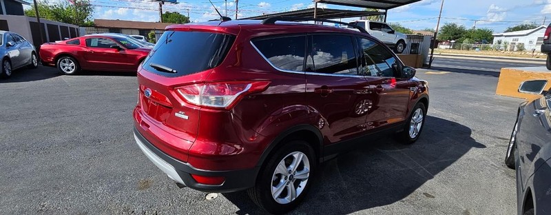 Ford Escape Vehicle Full-screen Gallery Image 4