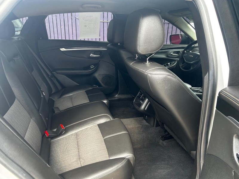 Chevrolet Impala Vehicle Full-screen Gallery Image 9