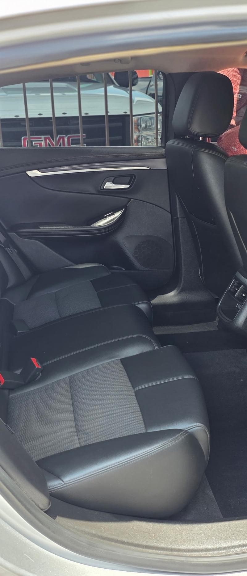 Chevrolet Impala Vehicle Full-screen Gallery Image 11