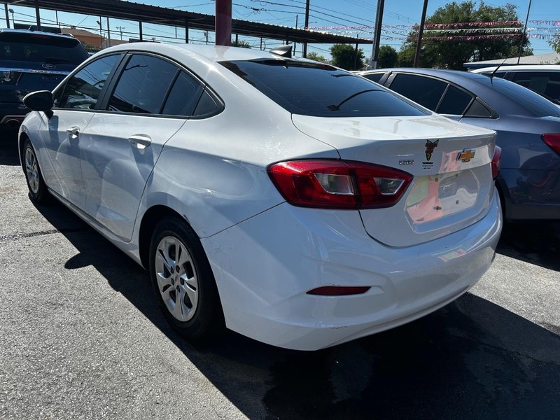 Chevrolet Cruze Vehicle Full-screen Gallery Image 3