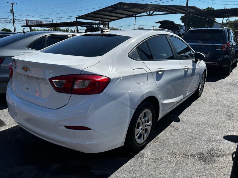 Chevrolet Cruze Vehicle Full-screen Gallery Image 4