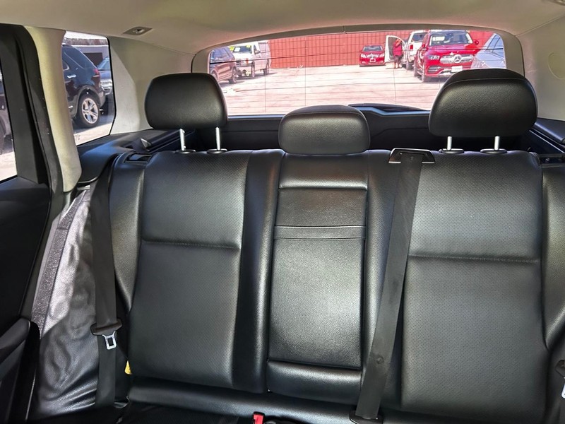 Mercedes-Benz GLK-Class Vehicle Full-screen Gallery Image 10