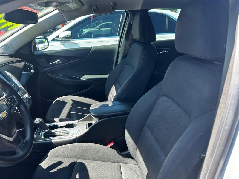 Chevrolet Malibu Vehicle Full-screen Gallery Image 6