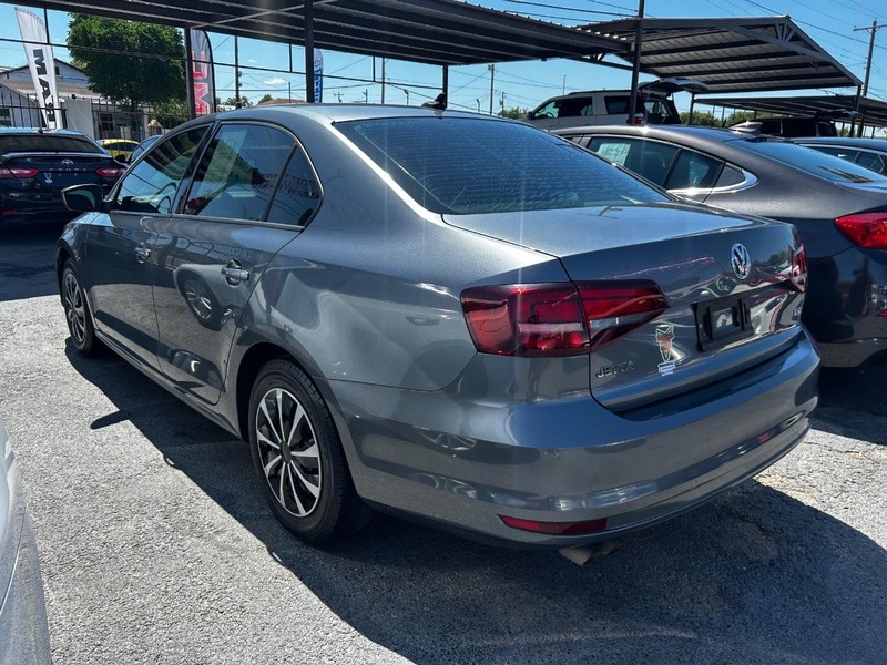 Volkswagen Jetta Sedan Vehicle Full-screen Gallery Image 3