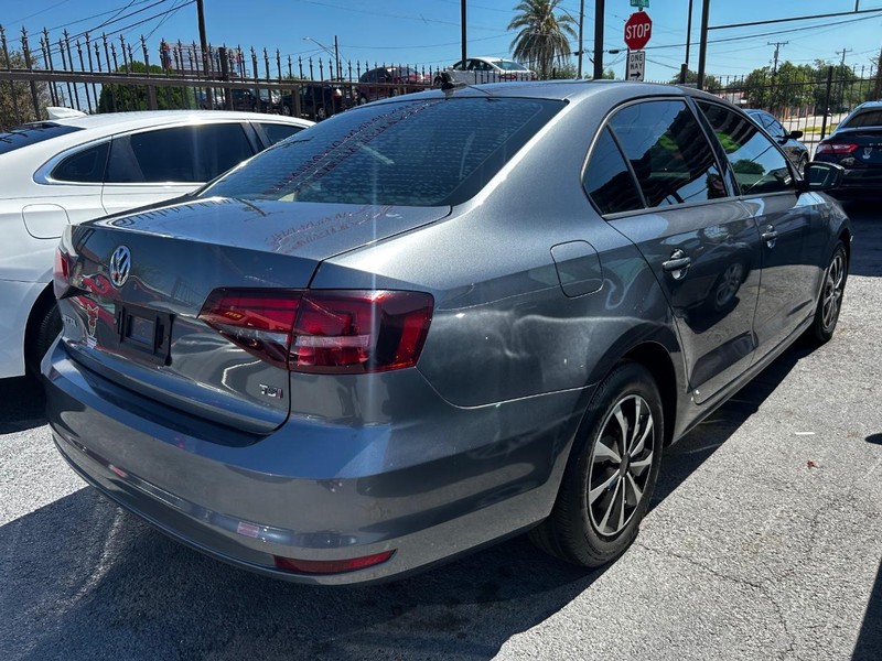 Volkswagen Jetta Sedan Vehicle Full-screen Gallery Image 4