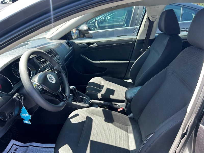 Volkswagen Jetta Sedan Vehicle Full-screen Gallery Image 5