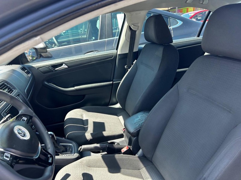 Volkswagen Jetta Sedan Vehicle Full-screen Gallery Image 6