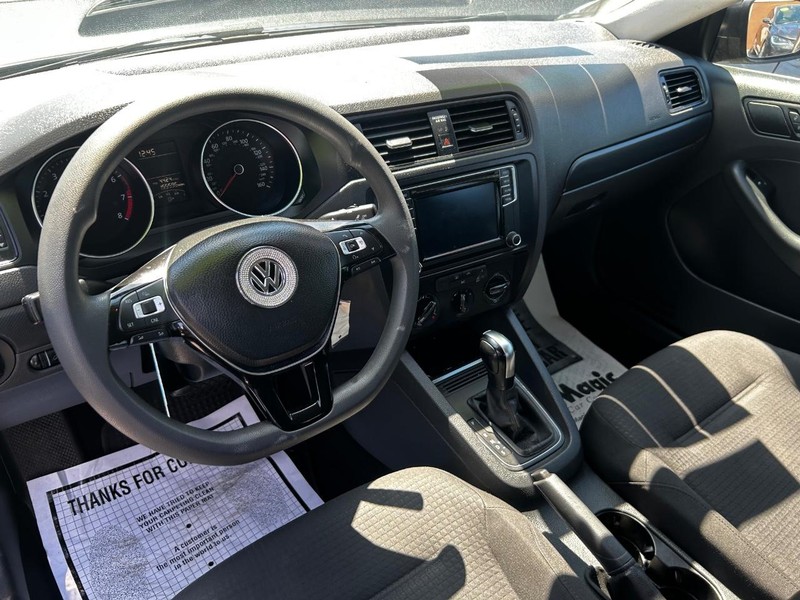 Volkswagen Jetta Sedan Vehicle Full-screen Gallery Image 7