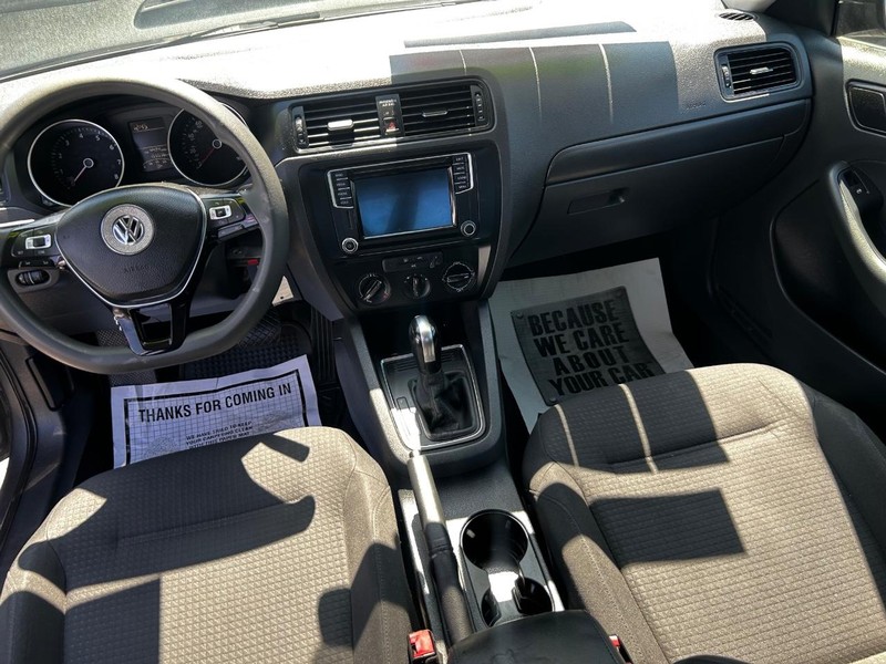 Volkswagen Jetta Sedan Vehicle Full-screen Gallery Image 8