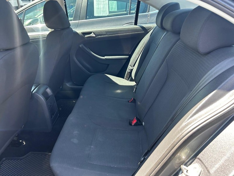 Volkswagen Jetta Sedan Vehicle Full-screen Gallery Image 9