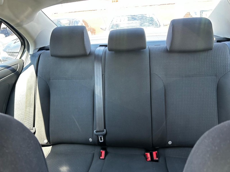 Volkswagen Jetta Sedan Vehicle Full-screen Gallery Image 10