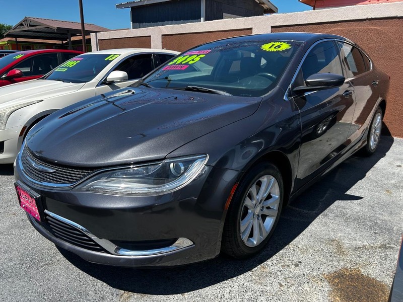 Chrysler 200 Vehicle Full-screen Gallery Image 2