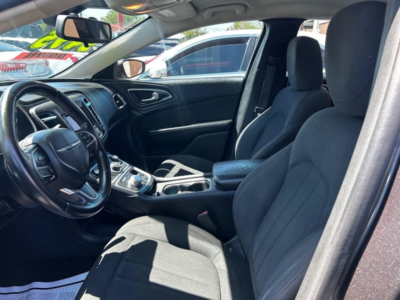 Chrysler 200 Vehicle Full-screen Gallery Image 3