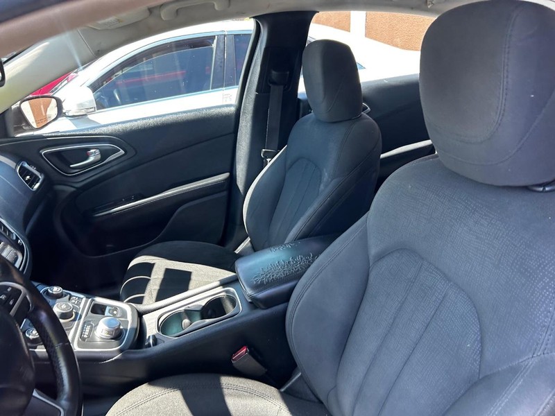 Chrysler 200 Vehicle Full-screen Gallery Image 4