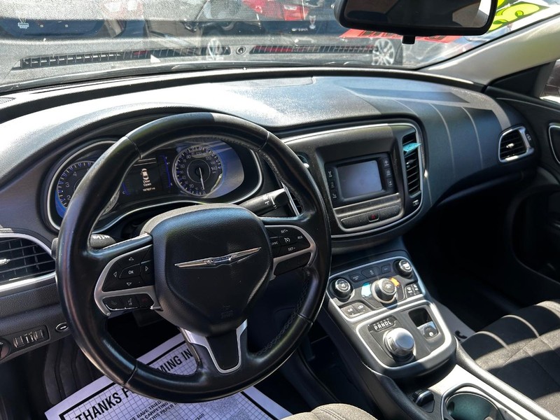 Chrysler 200 Vehicle Full-screen Gallery Image 5
