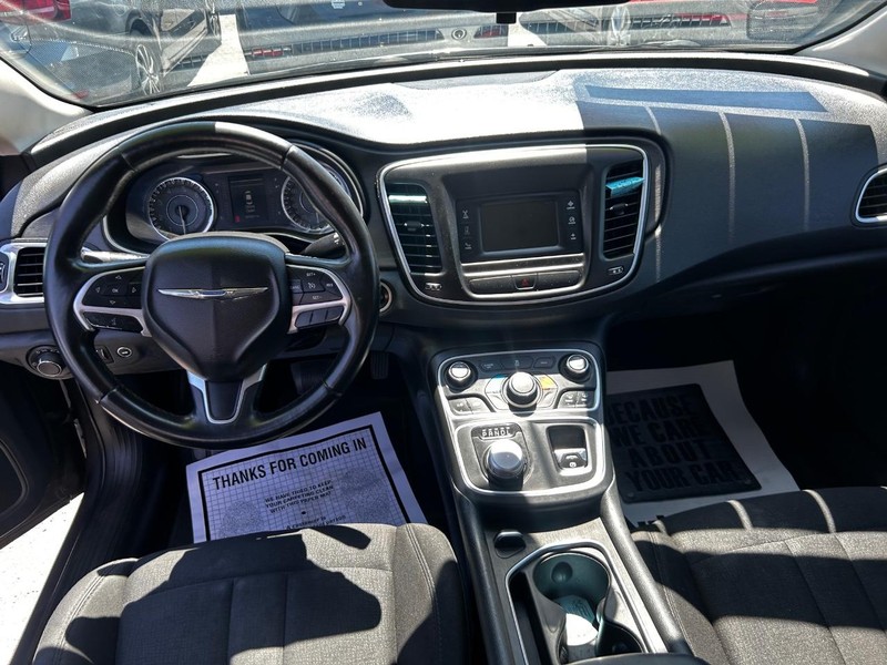 Chrysler 200 Vehicle Full-screen Gallery Image 6