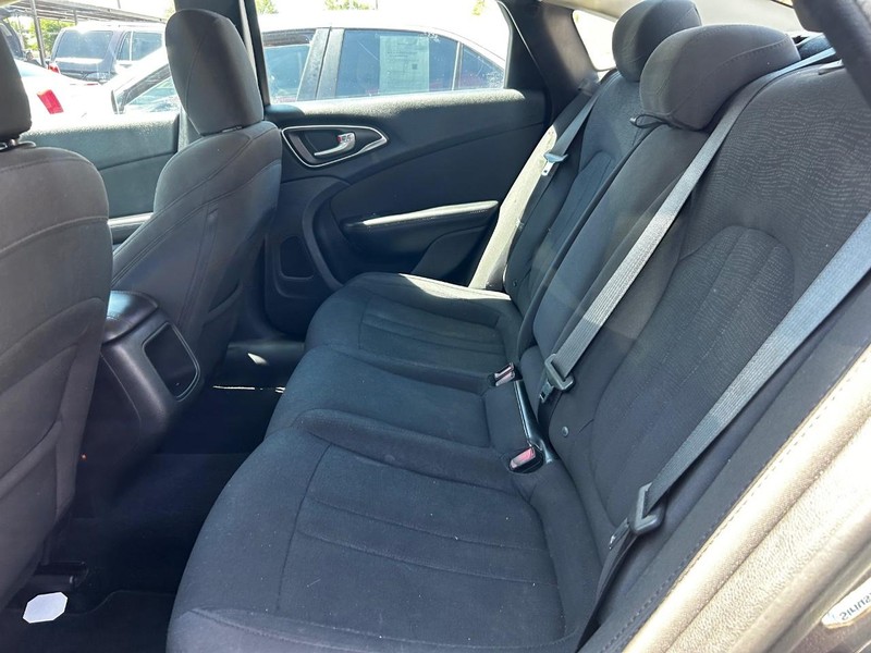 Chrysler 200 Vehicle Full-screen Gallery Image 7