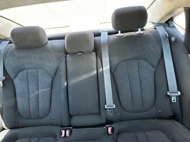 Chrysler 200 Vehicle Full-screen Gallery Image 8