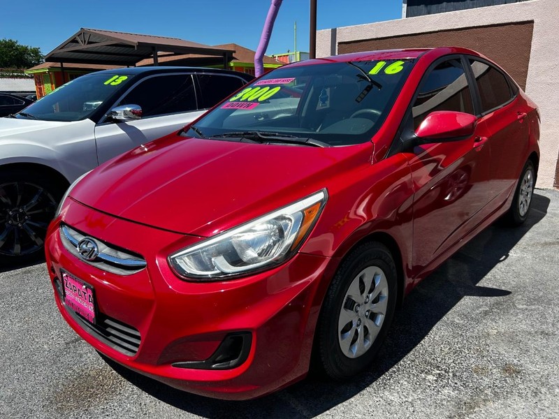 Hyundai Accent 4-Door Vehicle Full-screen Gallery Image 2