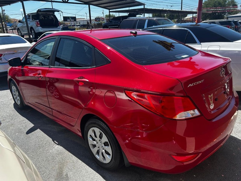 Hyundai Accent 4-Door Vehicle Full-screen Gallery Image 3