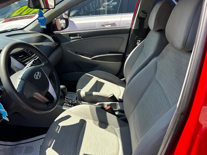 Hyundai Accent 4-Door Vehicle Full-screen Gallery Image 4