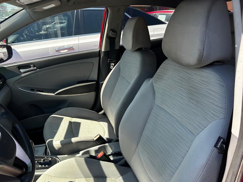 Hyundai Accent 4-Door Vehicle Full-screen Gallery Image 5