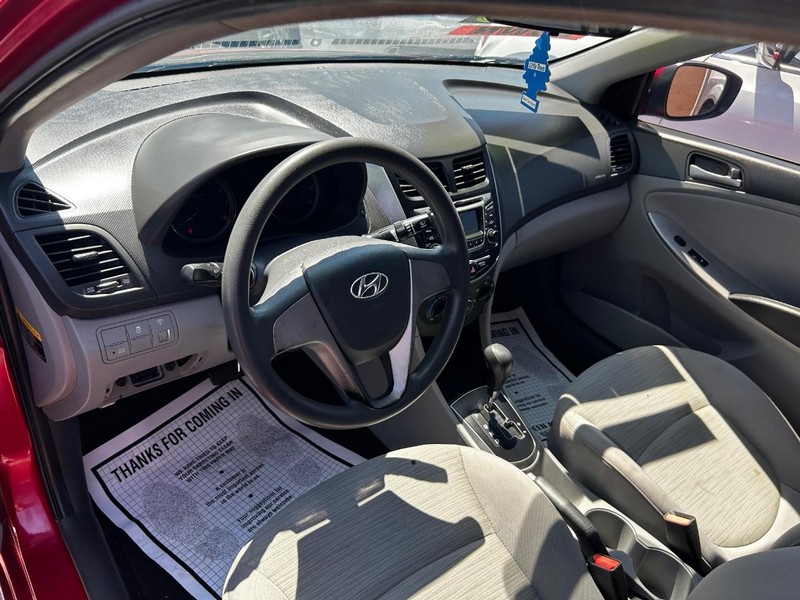 Hyundai Accent 4-Door Vehicle Full-screen Gallery Image 6