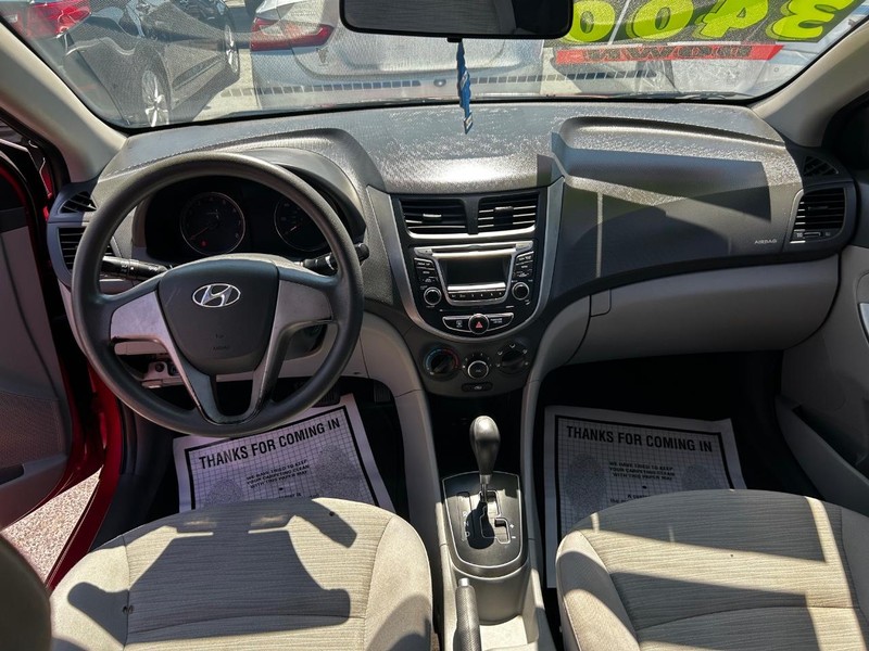 Hyundai Accent 4-Door Vehicle Full-screen Gallery Image 7