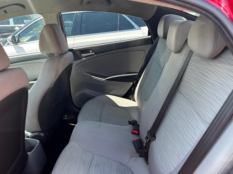 Hyundai Accent 4-Door Vehicle Full-screen Gallery Image 8