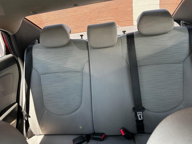 Hyundai Accent 4-Door Vehicle Full-screen Gallery Image 9