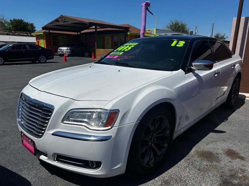 Chrysler 300 Vehicle Full-screen Gallery Image 2
