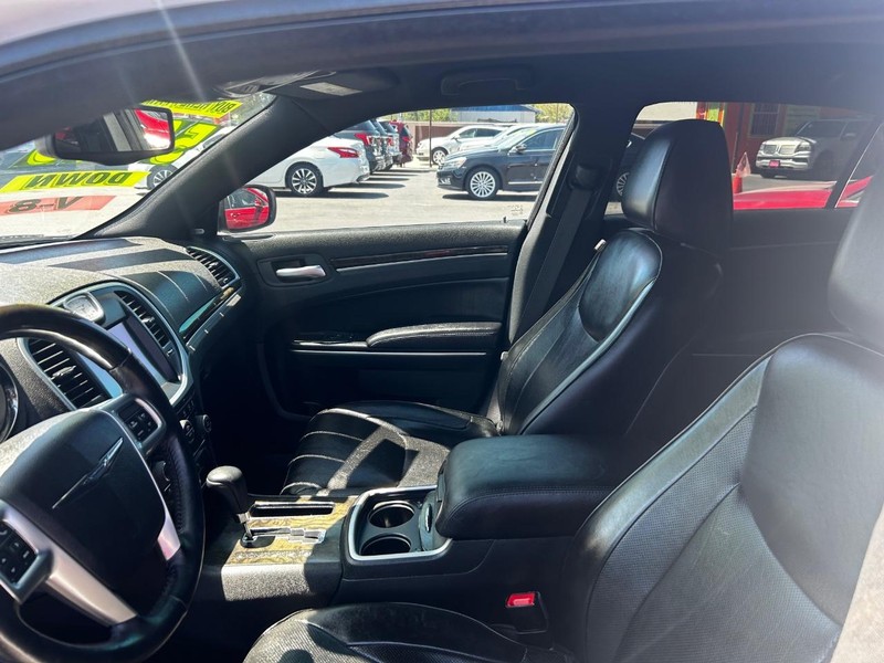 Chrysler 300 Vehicle Full-screen Gallery Image 3