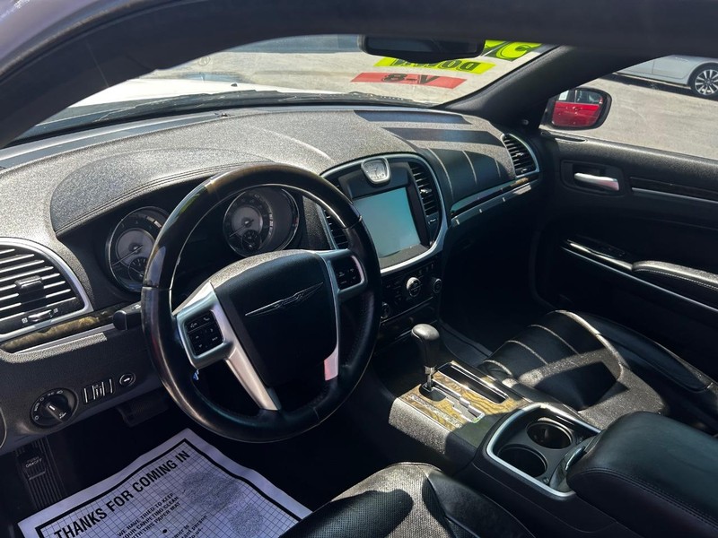 Chrysler 300 Vehicle Full-screen Gallery Image 4