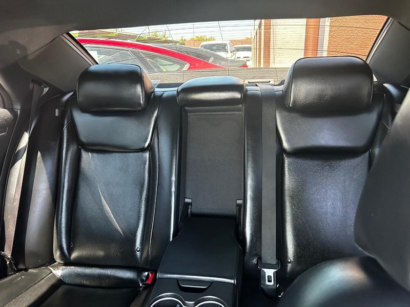 Chrysler 300 Vehicle Full-screen Gallery Image 5