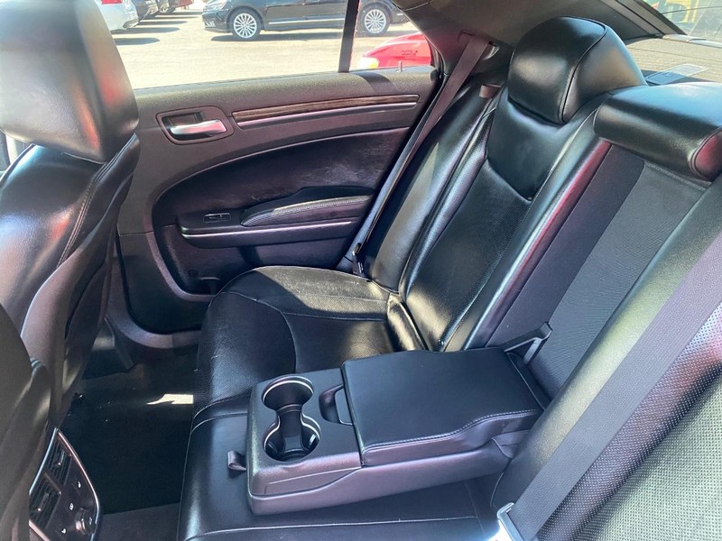 Chrysler 300 Vehicle Full-screen Gallery Image 6