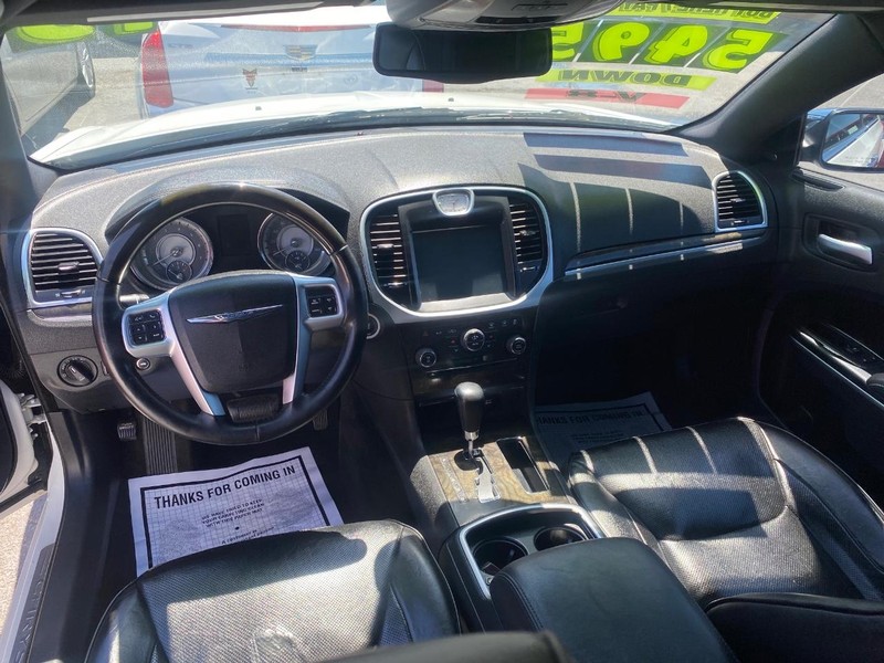 Chrysler 300 Vehicle Full-screen Gallery Image 7