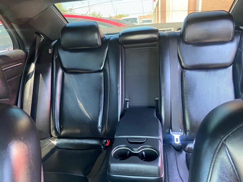 Chrysler 300 Vehicle Full-screen Gallery Image 8