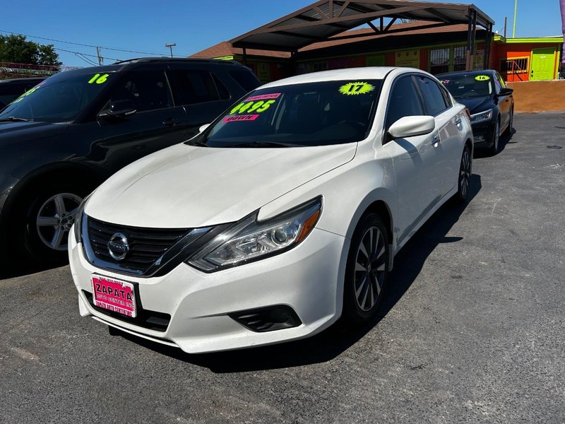 Nissan Altima Vehicle Full-screen Gallery Image 2