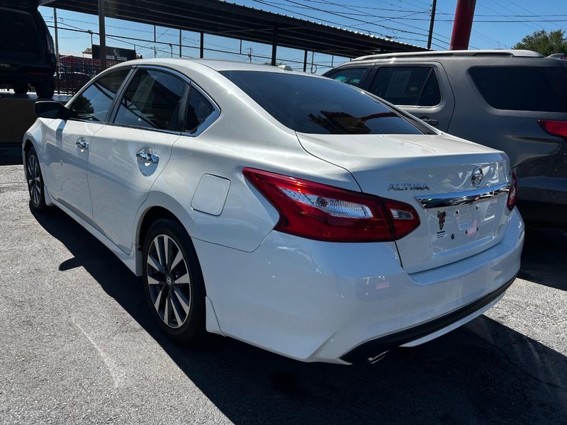 Nissan Altima Vehicle Full-screen Gallery Image 3