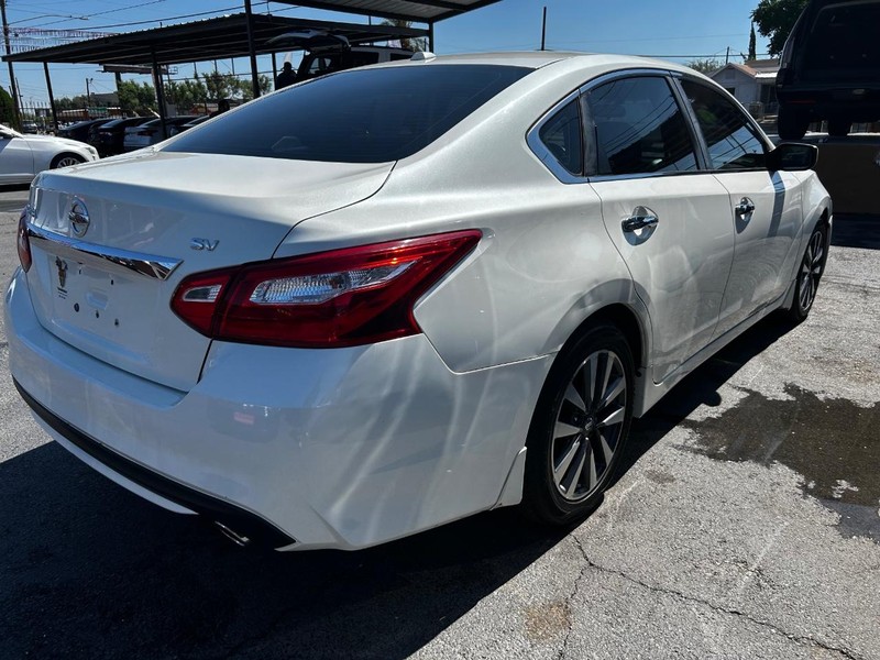 Nissan Altima Vehicle Full-screen Gallery Image 4