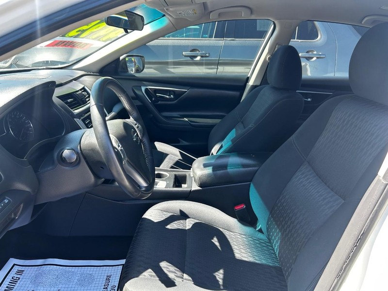 Nissan Altima Vehicle Full-screen Gallery Image 5