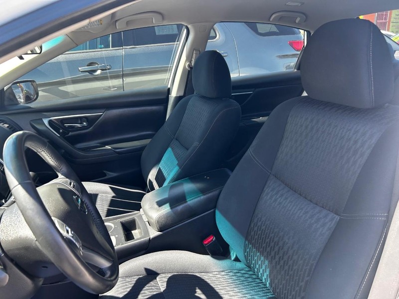 Nissan Altima Vehicle Full-screen Gallery Image 6