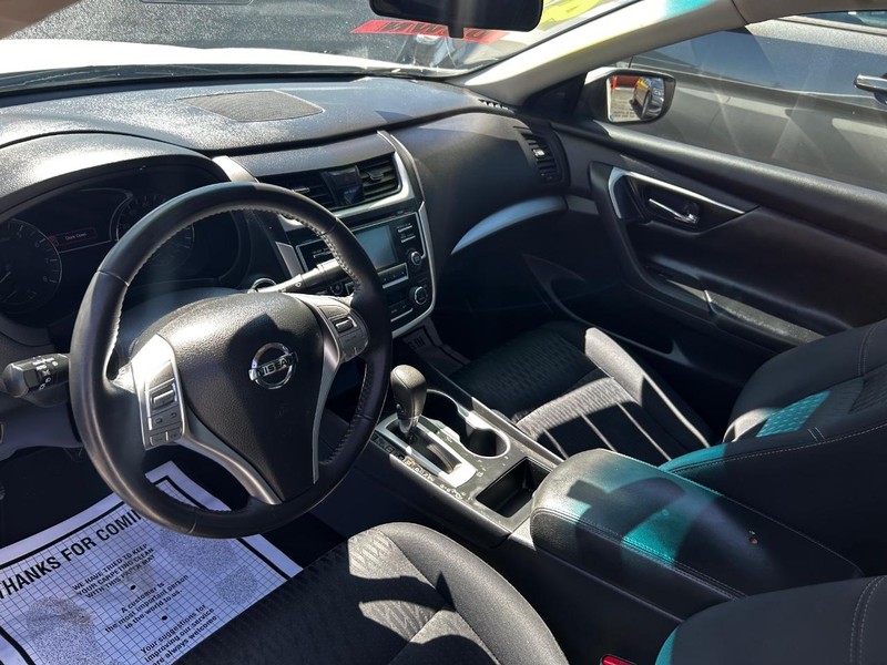 Nissan Altima Vehicle Full-screen Gallery Image 7