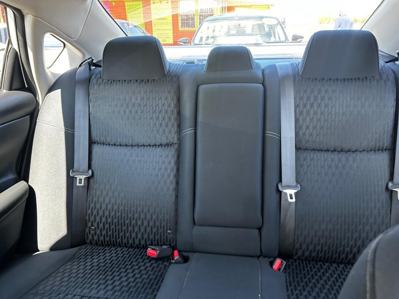 Nissan Altima Vehicle Full-screen Gallery Image 8