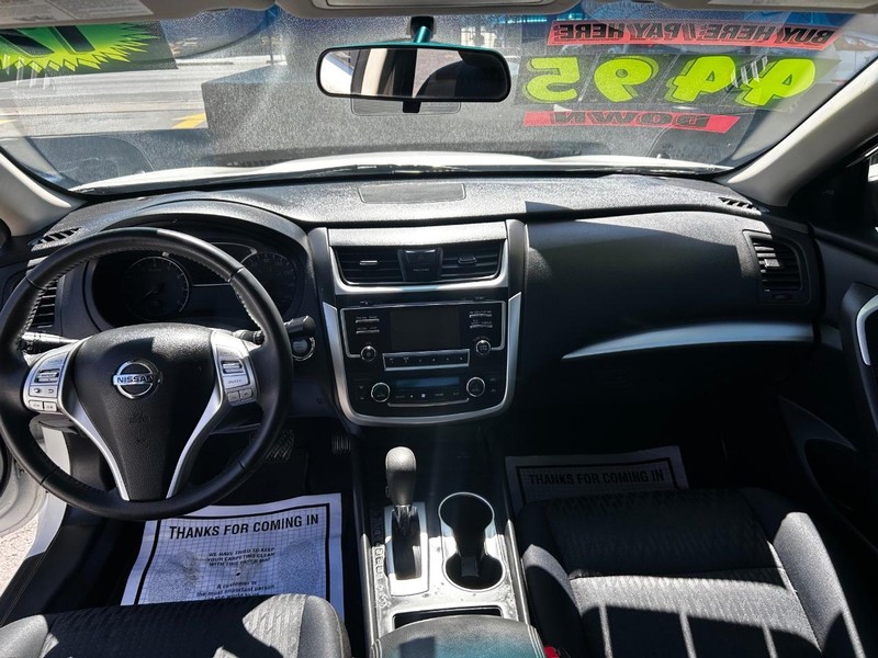 Nissan Altima Vehicle Full-screen Gallery Image 10