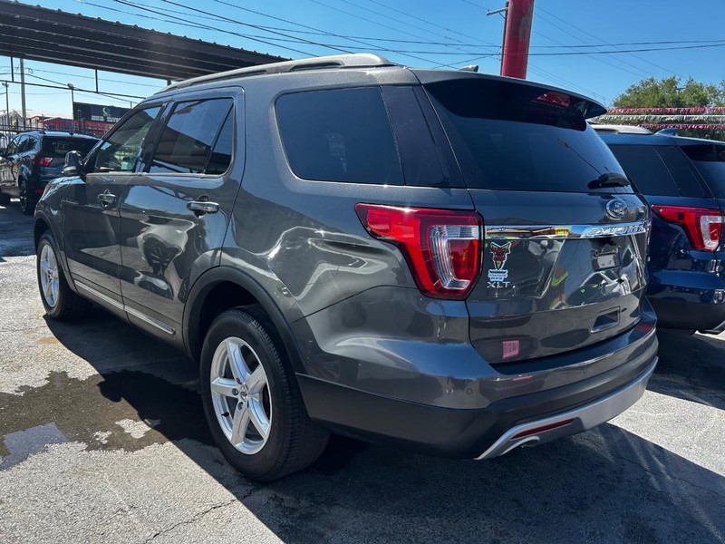 Ford Explorer Vehicle Full-screen Gallery Image 3